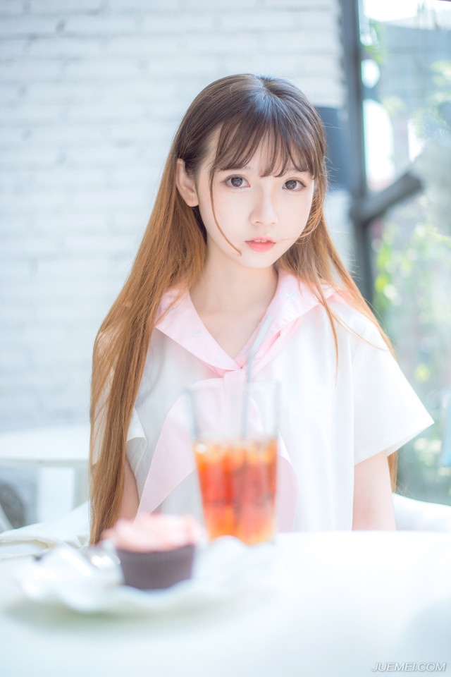一股难言的压力压在吕蒙身上，那无数双汇聚过来的目光，在这一刻，仿佛一座大山一般压下来，这一刻，吕蒙能够深刻的体会到周瑜在这座大营之中的影响力。